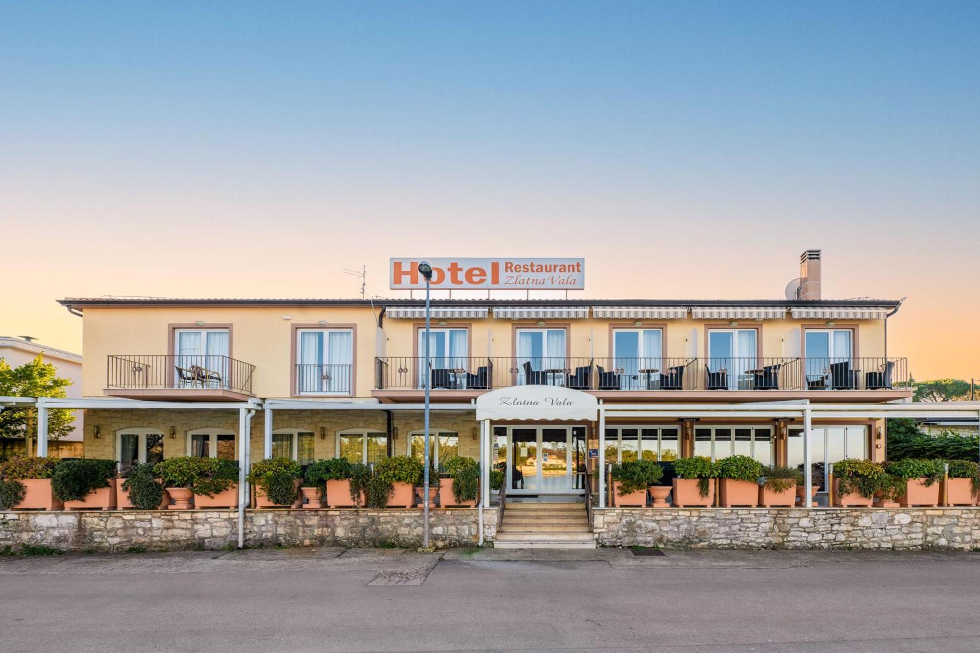 Hotel Zlatna Vala Umago Exterior foto